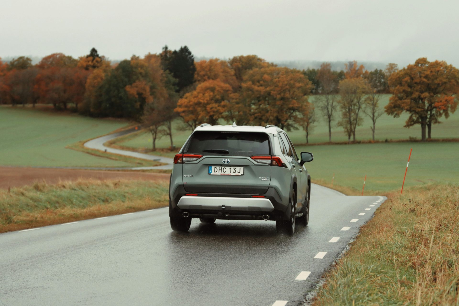 Japanse auto op een landelijke kronkelweg