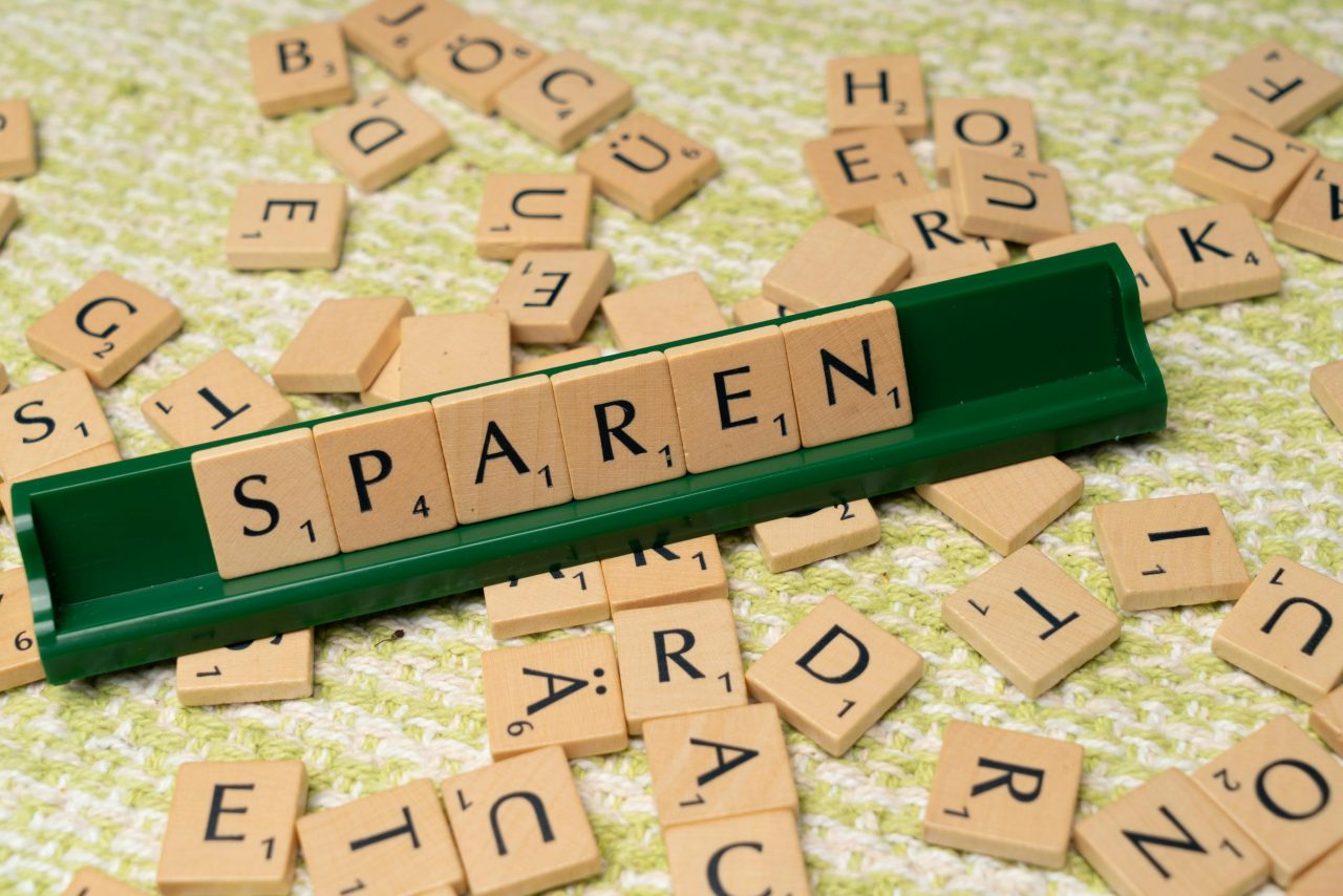 Scrabble letters vormen het woord sparen