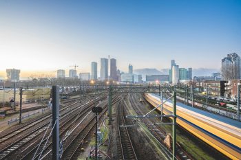 Skyline van Den Haag met rijdende trein in de voorgrond