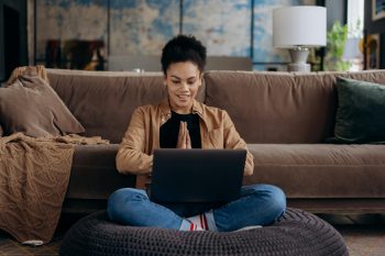 Vrouw doet met veel plezier aangifte inkomestebelasting