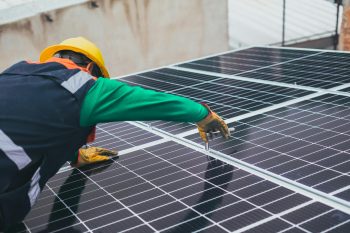 Zonnepanelen worden geinstalleerd door een installateur