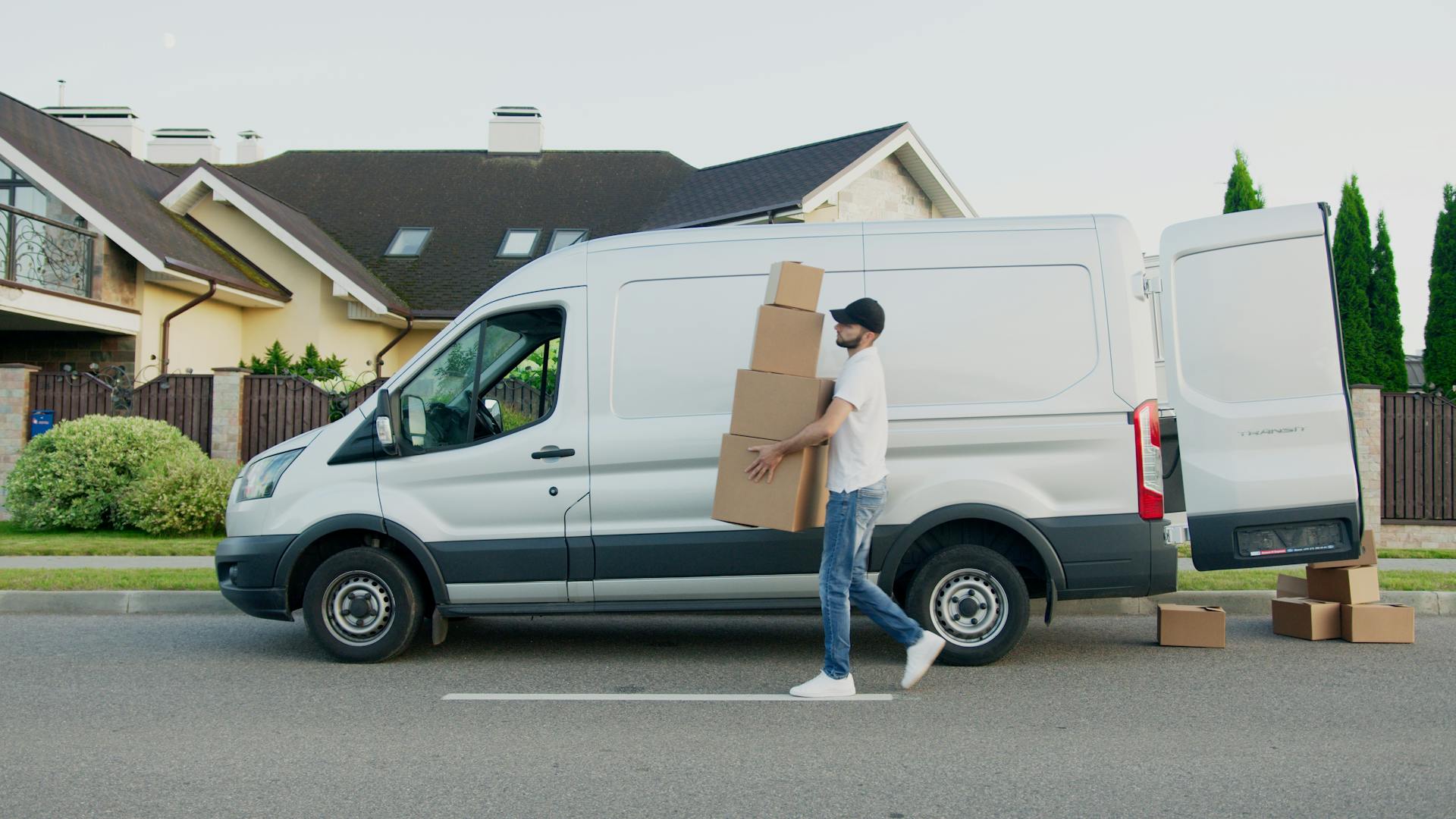 Bezorger heeft net goederen uit z'n bestelwagen gehaald