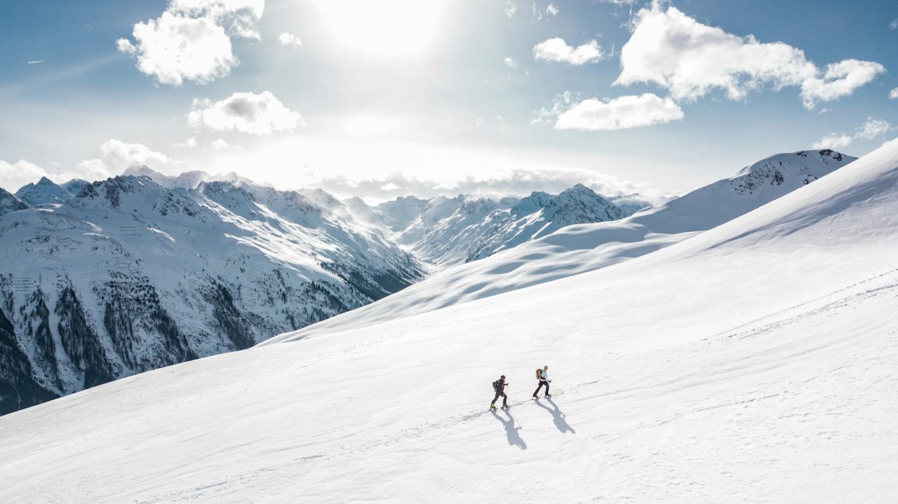 Eenzame persoon loopt besneeuwde berg op