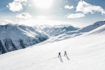 Eenzame persoon loopt besneeuwde berg op