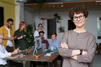 Jonge belastingexpert op het werk