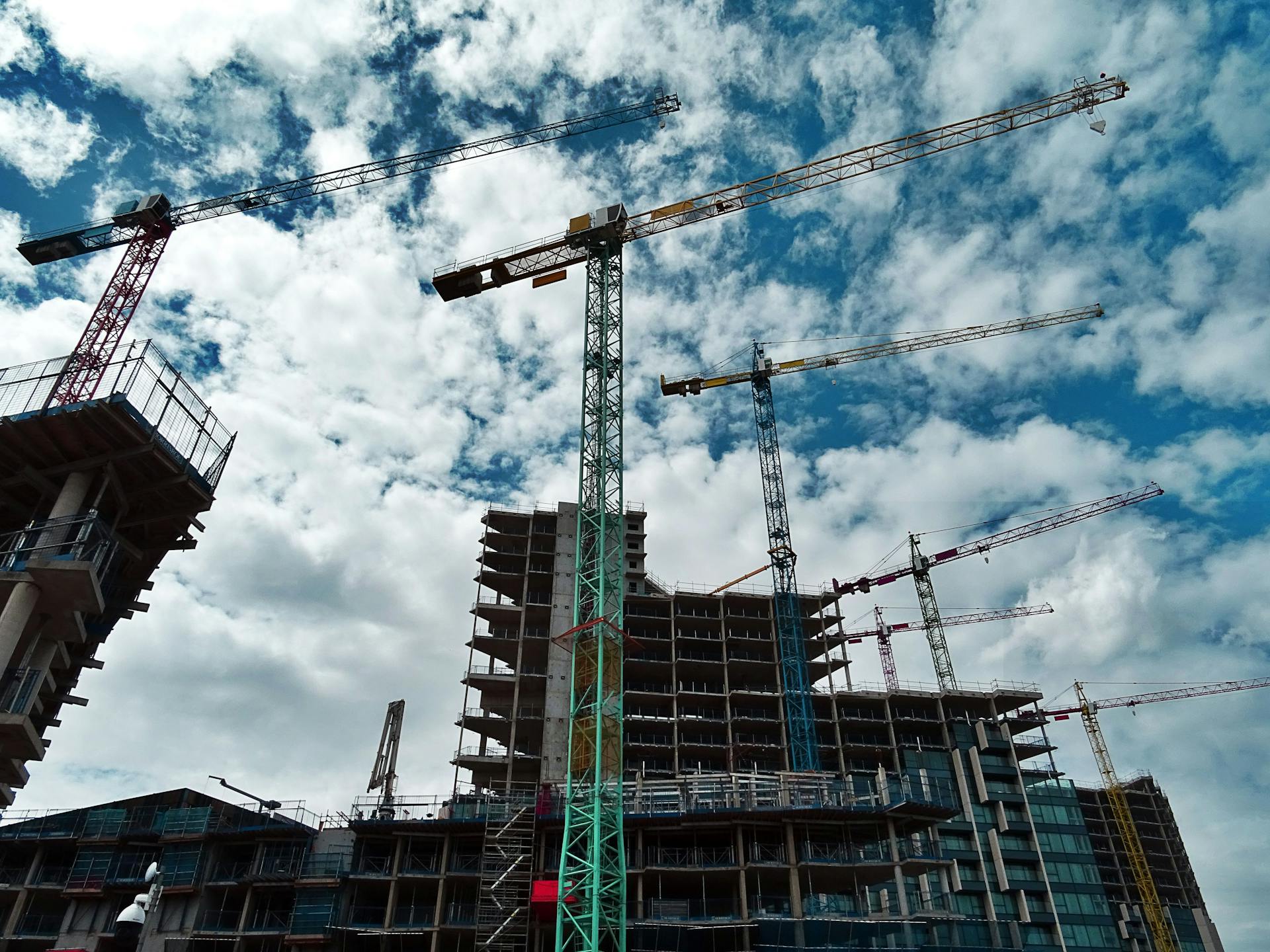 Woningen in aanbouw inclusief grote hijskrtanen