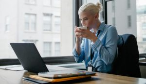 Zzp'er geniet van een welverdiende cappuccino met biologische havermelk